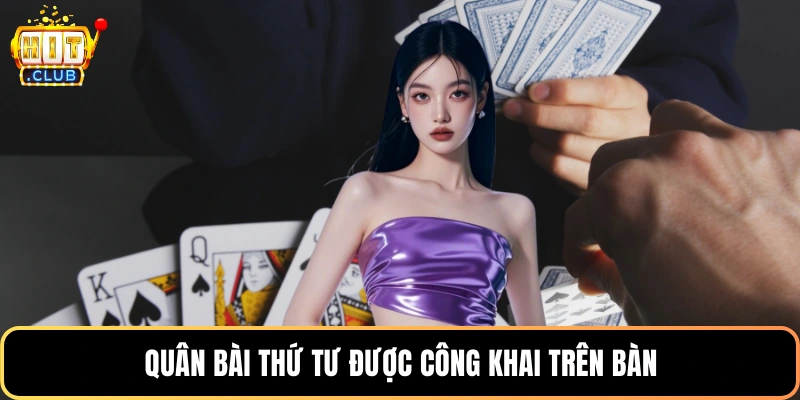 Quân bài thứ tư được công khai trên bàn